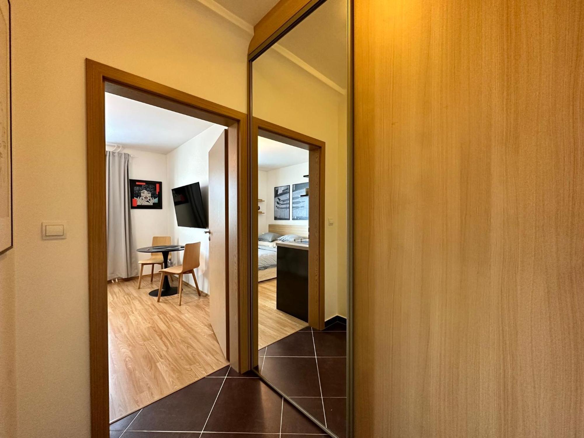 Cozy Studio Apartment In The Wider Center Pozsony Kültér fotó